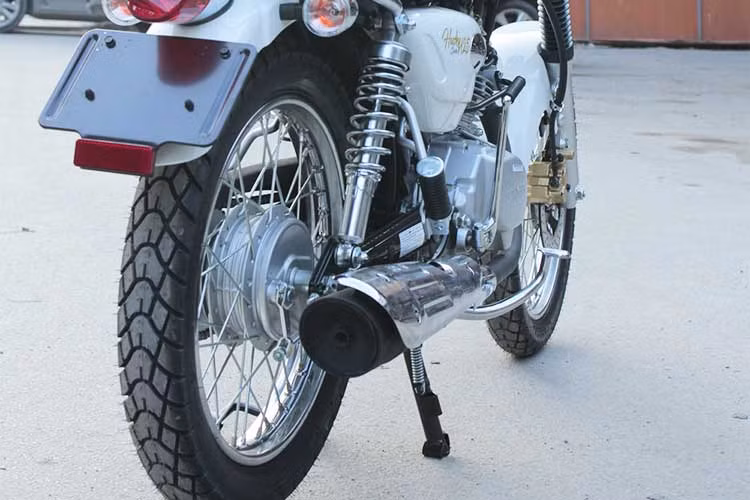 Husky 125 được trang bị bộ vành nan mạ bóng sáng đan chéo nhau, tạo phong cách không khác gì các mẫu xe cổ điển. Xe sử dụng loại phanh đĩa 240mm cho bánh trước và phanh trống 130mm cho bánh sau.