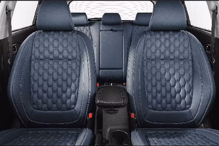 Theo đó, xe sẽ có vô-lăng bọc da tích hợp điều khiển âm thanh, điều chỉnh điện 4 hướng nhớ vị trí; màn hình hiển thị đa thông tin LCD 7 inch; màn hình giải trí trung tâm AVN 10,25 inch; ghế chỉnh điện có nhớ vị trí; điều hòa tự động 3 vùng độc lập, có cửa gió hàng ghế phía sau; phanh điện tử; kính cách âm, cách nhiệt; rèm che nắng hàng sau...