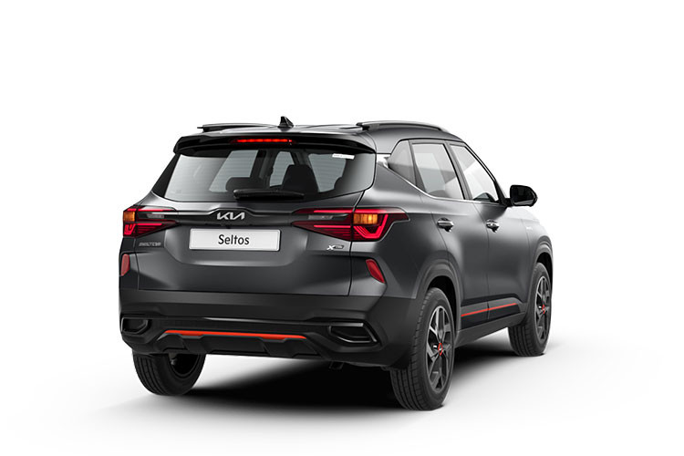 Từ những hình ảnh úp mở trên website của KIA Việt Nam có thể thấy, Seltos 1.4L X-Line sở hữu một số điểm nhận diện khác biệt so với các bản còn lại. Đáng chú ý trong đó là sự xuất hiện của viền cam ở phần ốp cản trước, giúp xe thêm phần trẻ trung, nổi bật.