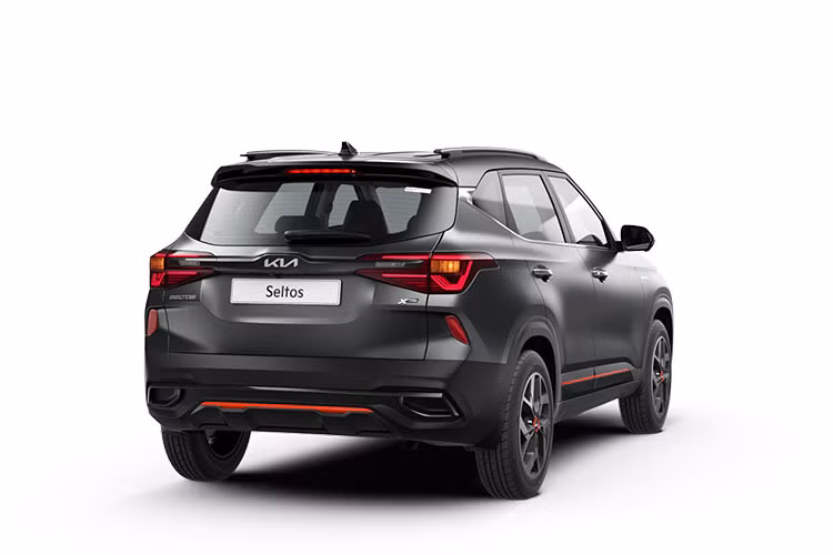 Từ những hình ảnh úp mở trên website của KIA Việt Nam có thể thấy, Seltos 1.4L X-Line sở hữu một số điểm nhận diện khác biệt so với các bản còn lại. Đáng chú ý trong đó là sự xuất hiện của viền cam ở phần ốp cản trước, giúp xe thêm phần trẻ trung, nổi bật.
