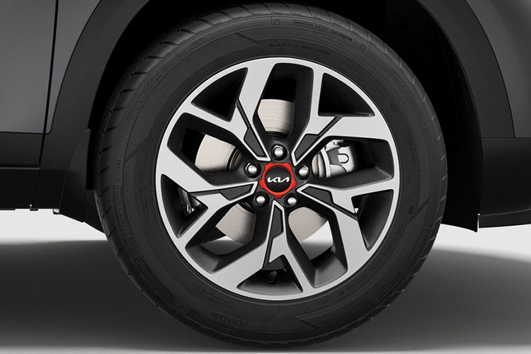 Các trang bị trên xe gồm có hệ thống đèn chiếu sáng LED điều chỉnh theo góc lái, tích hợp tính năng bật/tắt tự động, đèn sương mù LED; la-zăng hợp kim 17 inch; gương chiếu hậu ngoài chỉnh điện, gập điện, sấy, tích hợp đèn báo rẽ, có nhớ vị trí; gạt mưa tự động; tay nắm cửa mạ crôm; đèn phanh lắp trên cao...