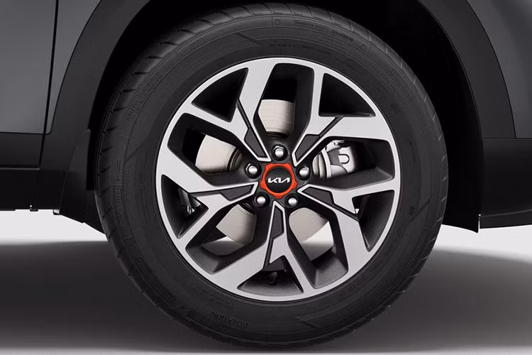 Các trang bị trên xe gồm có hệ thống đèn chiếu sáng LED điều chỉnh theo góc lái, tích hợp tính năng bật/tắt tự động, đèn sương mù LED; la-zăng hợp kim 17 inch; gương chiếu hậu ngoài chỉnh điện, gập điện, sấy, tích hợp đèn báo rẽ, có nhớ vị trí; gạt mưa tự động; tay nắm cửa mạ crôm; đèn phanh lắp trên cao...