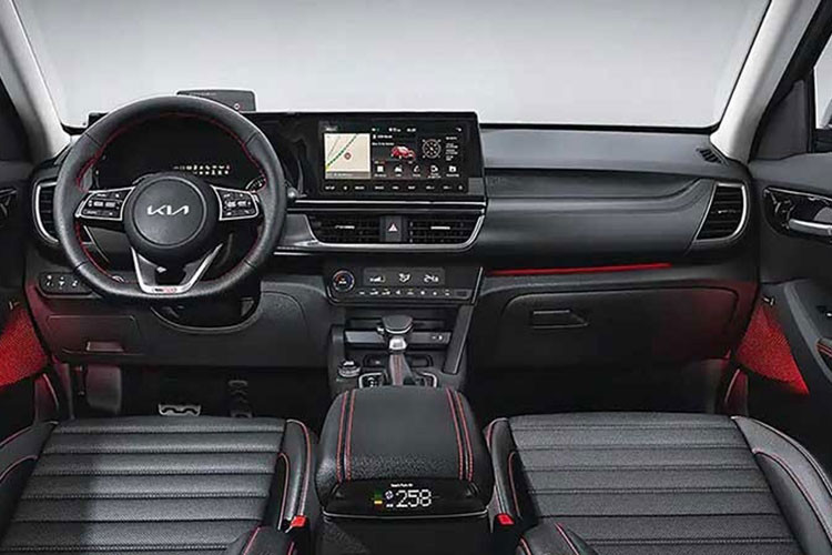 Khoang nội thất xe cũng có những điểm khác so với các bản còn lại. Đáng chú ý trong đó là ghế bọc da Xanh “Indigo Pera” nằm trong gói X-Line. Các trang bị trên Seltos 1.4L X-Line tương đương với bản GT-Line. 