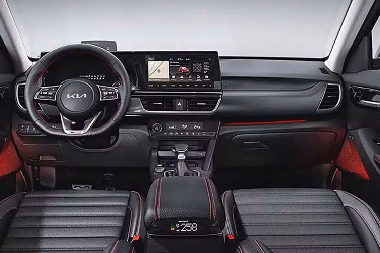 Khoang nội thất xe cũng có những điểm khác so với các bản còn lại. Đáng chú ý trong đó là ghế bọc da Xanh “Indigo Pera” nằm trong gói X-Line. Các trang bị trên Seltos 1.4L X-Line tương đương với bản GT-Line. 