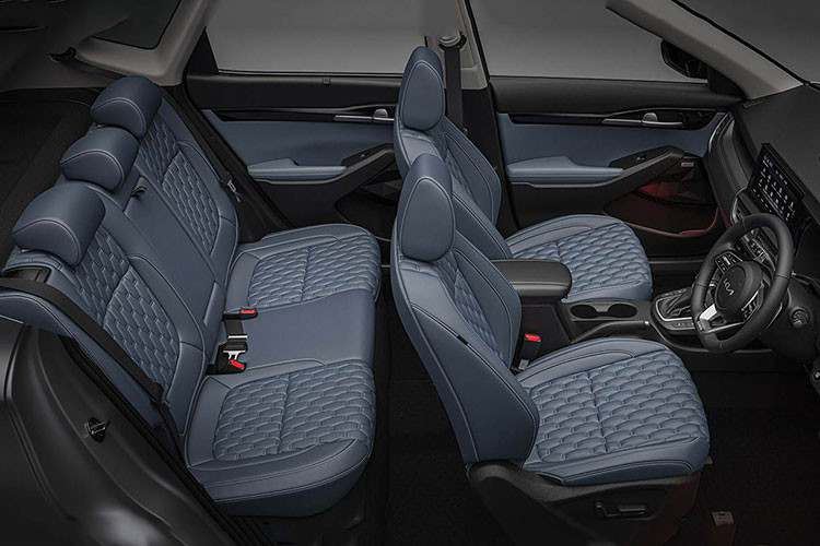 Các trang bị an toàn trên phiên bản mới của KIA Seltos 1.4L X-Line sẽ có cảnh báo điểm mù, camera 360 độ, cảm biến hỗ trợ đỗ xe sau, 6 túi khí, chìa khoá thông minh khởi động bằng nút nhấn, cảnh báo điểm mù BSD, cân bằng điện tử ESP cao cấp, hỗ trợ lực phanh khẩn cấp, phân phối lực phanh điện tử EBD, chống bó cứng phanh ABS.