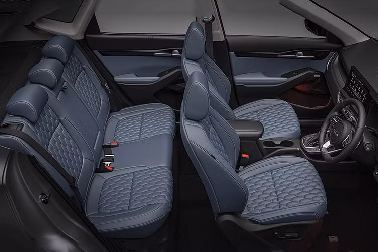 Các trang bị an toàn trên phiên bản mới của KIA Seltos 1.4L X-Line sẽ có cảnh báo điểm mù, camera 360 độ, cảm biến hỗ trợ đỗ xe sau, 6 túi khí, chìa khoá thông minh khởi động bằng nút nhấn, cảnh báo điểm mù BSD, cân bằng điện tử ESP cao cấp, hỗ trợ lực phanh khẩn cấp, phân phối lực phanh điện tử EBD, chống bó cứng phanh ABS.