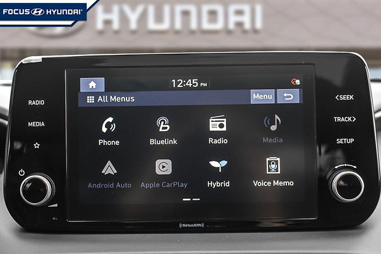 Các thông tin về trang bị bên trong của xe vẫn chưa được tiết lộ. Tuy nhiên, nhiều khả năng khoang cabin vẫn sử dụng màn hình giải trí giải trí 10,25 inch, có tùy chọn kính lái HUD. Cùng với đó là nhiều tính năng an toàn, hỗ trợ người lái như: hệ thống tránh va chạm điểm mù (BCA), cảnh báo phương tiện cắt ngang khi lùi, cảnh báo thắt dây an toàn cho hành khách phía sau...