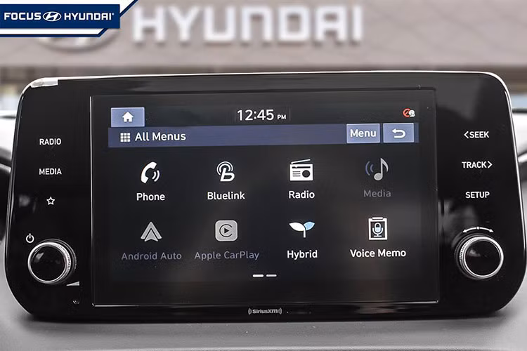 Các thông tin về trang bị bên trong của xe vẫn chưa được tiết lộ. Tuy nhiên, nhiều khả năng khoang cabin vẫn sử dụng màn hình giải trí giải trí 10,25 inch, có tùy chọn kính lái HUD. Cùng với đó là nhiều tính năng an toàn, hỗ trợ người lái như: hệ thống tránh va chạm điểm mù (BCA), cảnh báo phương tiện cắt ngang khi lùi, cảnh báo thắt dây an toàn cho hành khách phía sau...