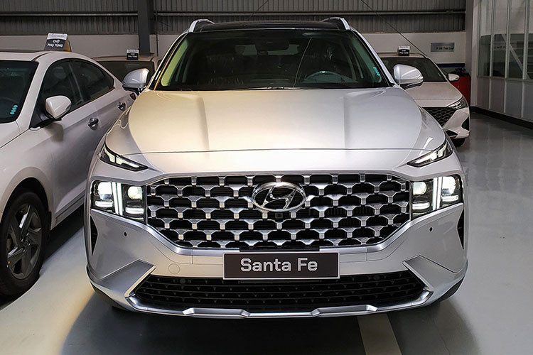 Các đặc điểm phía sau của mẫu xe SUV Hyundai SantaFe hybrid 2023 gần giống với các mẫu xe thương mại thông thường trang bị động cơ xăng và diesel hiện đang bán tại Việt Nam. Đặc điểm phân biệt của biến thể hybrid chỉ nằm ở dòng chữ “hybrid” phía đuôi xe.