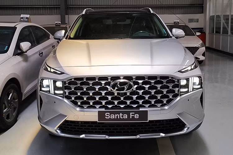 Các đặc điểm phía sau của mẫu xe SUV Hyundai SantaFe hybrid 2023 gần giống với các mẫu xe thương mại thông thường trang bị động cơ xăng và diesel hiện đang bán tại Việt Nam. Đặc điểm phân biệt của biến thể hybrid chỉ nằm ở dòng chữ “hybrid” phía đuôi xe.