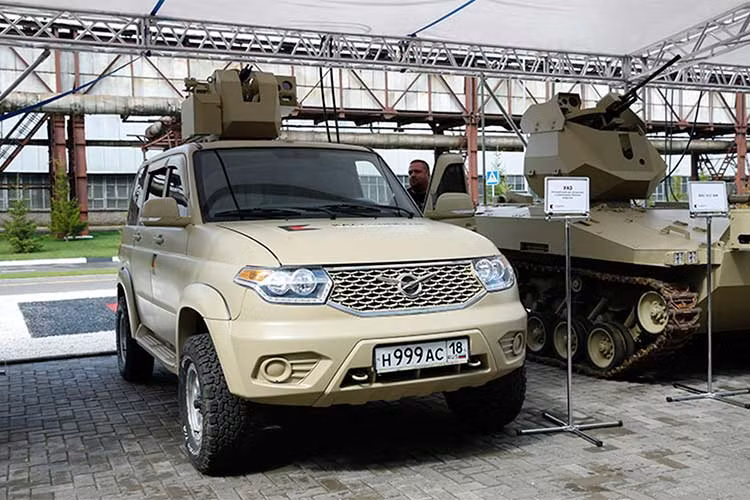 Patriot cũng sở hữu sẵn hệ thống dẫn động 4 bánh bán thời gian với 3 chế độ gài cầu điện tử là 2H, 4 H và 4L. Về mặt an toàn, bản tiêu chuẩn của xe có đủ túi khí, phanh ABS, đây đai an toàn chỉnh độ cao, phanh trước đĩa và phanh sau tang trống. Tuy nhiên trên phiên bản quân sự xe sẽ được trang bị những vật dụng, màu sơn và tuỳ chọn... khác hơn.