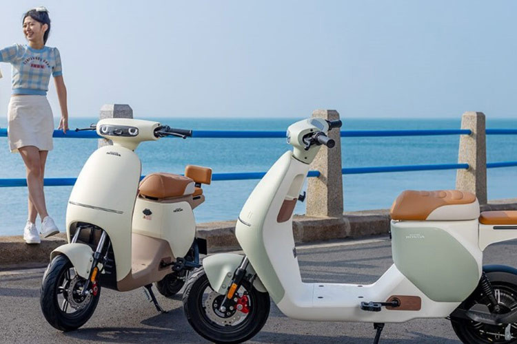 Về sức mạnh, Honda U-Qe sử dụng khối động cơ điện được đặt ở bánh sau với công suấ 400W và tốc độ tối đa là 40 km/h. Với sức mạnh này, người điều khiển không cần thiết phải có bằng lái xe.