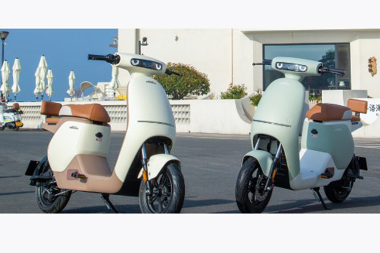 Honda U-Qe cũng có các lựa chọn pin là 48V/12Ah, 48v/14Ah và 48v/48Ah với quãng đường tối đa cho 1 lần sạc của phiên bản cao nhất là 80 km. Xe có phanh đĩa trước kết hợp tang trống sau đảm bảo vận hành an toàn.