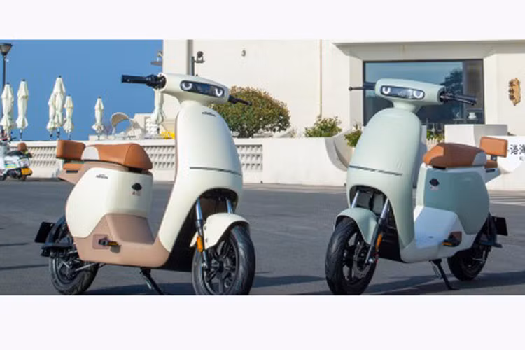 Honda U-Qe cũng có các lựa chọn pin là 48V/12Ah, 48v/14Ah và 48v/48Ah với quãng đường tối đa cho 1 lần sạc của phiên bản cao nhất là 80 km. Xe có phanh đĩa trước kết hợp tang trống sau đảm bảo vận hành an toàn.