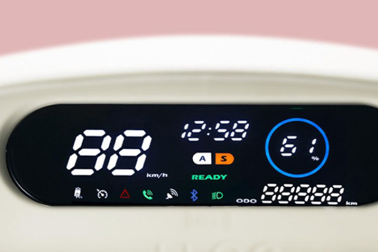 Mẫu xe điện mới nhà Honda được trang bị cụm đồng hồ kỹ thuật số toàn phần hiển thị đầy đủ các thông số, kèm với đó là tính năng kết nối với smartphone tiện lợi để người sử dụng có thể nhận các thông báo từ điện thoại trên cụm đồng hồ một cách dễ dàng.