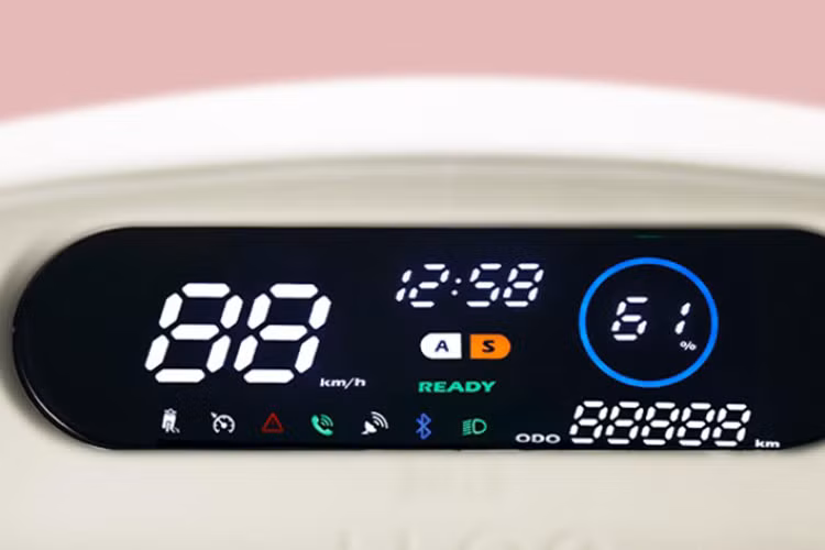 Mẫu xe điện mới nhà Honda được trang bị cụm đồng hồ kỹ thuật số toàn phần hiển thị đầy đủ các thông số, kèm với đó là tính năng kết nối với smartphone tiện lợi để người sử dụng có thể nhận các thông báo từ điện thoại trên cụm đồng hồ một cách dễ dàng.