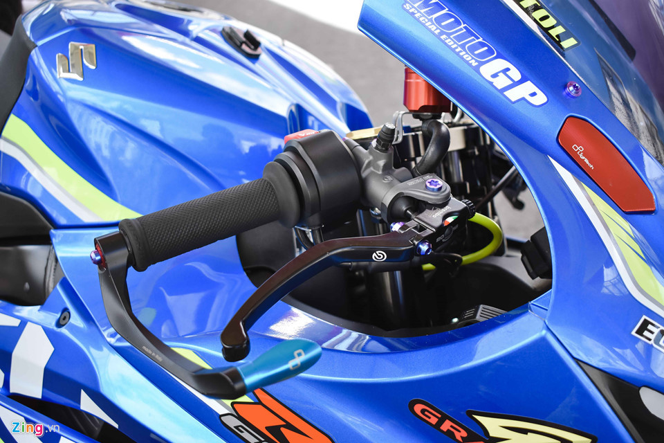 Tay phanh Brembo RCS19, bảo vệ tay phanh Lightech màu xanh đồng màu với xe. Tay côn CRG cho lực bóp nhẹ và êm.