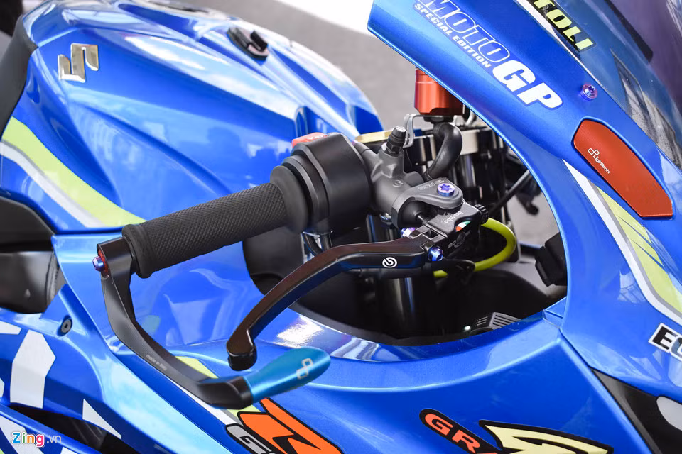 Tay phanh Brembo RCS19, bảo vệ tay phanh Lightech màu xanh đồng màu với xe. Tay côn CRG cho lực bóp nhẹ và êm.