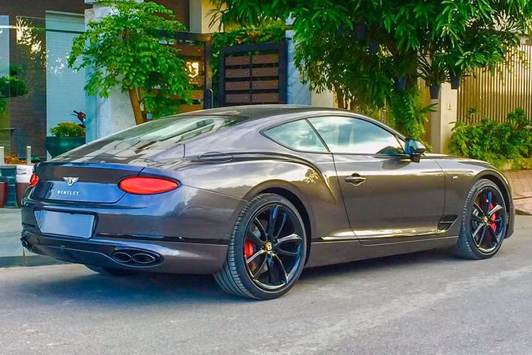 Trên thực tế với cặp biển số trắng này, đây không chỉ là chiếc xe siêu sang Bentley Continental GT V8 2020 đầu tiên có mặt ở “Dải đất hình chữ S” mà đồng thời cũng là chiếc duy nhất hiện nay được chủ nhân đăng ký biển số trắng lưu hành.