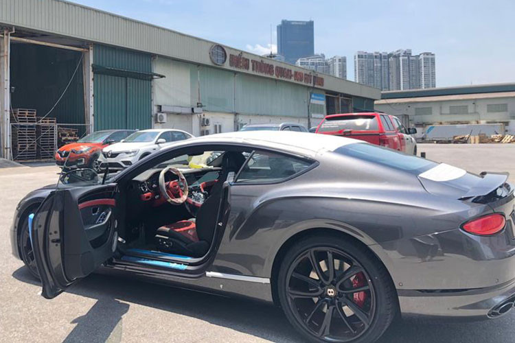 Như đã đưa tin trước đó, siêu phẩm Bentley Continental GT V8 2020 trong bài viết được đưa về nước hồi giữa tháng 8 vừa qua theo dạng nhập khẩu chính hãng và thuộc sở hữu của một doanh nhân Hải Phòng, đây cũng là nơi mà chiếc xe đăng ký biển số.