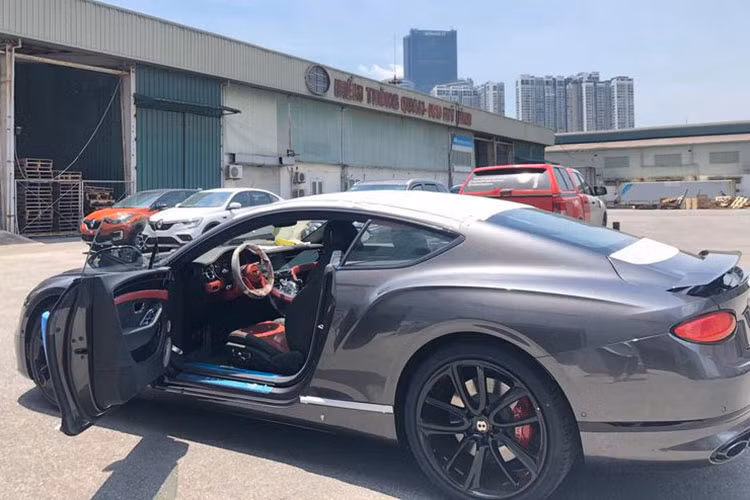 Như đã đưa tin trước đó, siêu phẩm Bentley Continental GT V8 2020 trong bài viết được đưa về nước hồi giữa tháng 8 vừa qua theo dạng nhập khẩu chính hãng và thuộc sở hữu của một doanh nhân Hải Phòng, đây cũng là nơi mà chiếc xe đăng ký biển số.