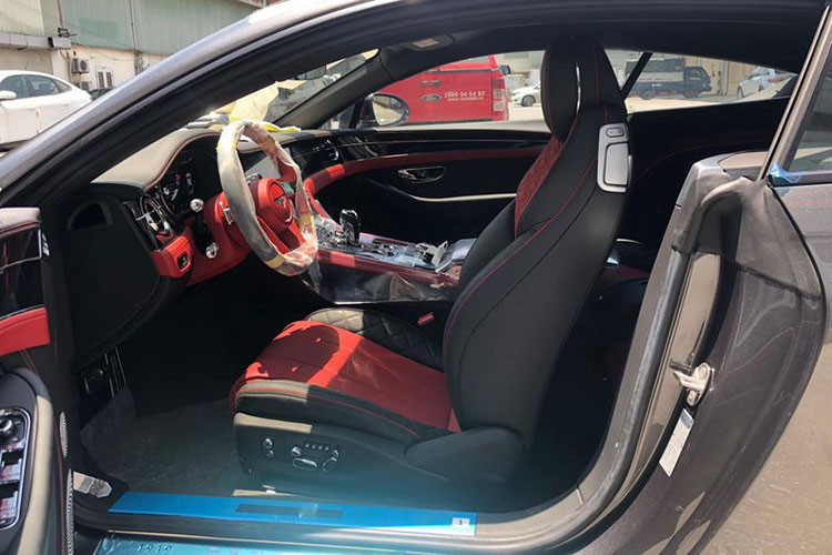 Bentley Continental GT V8 2020 đầu tiên tại Việt Nam có nước sơn ngoại thất màu xám khá lạ mắt cùng bộ mâm 5 chấu kép sơn đen thể thao. Phía bên trong khoang cabin, chiếc Coupe 2+2 có tuỳ chọn nội thất màu đỏ/đen tương phản cùng hàng loạt trang bị tiện nghi đỉnh cao nhất như hệ thống âm thanh B&amp;O 16 loa công suất 1.500W, ghế chỉnh điện kèm massage/sưởi/làm mát, hệ thống màn hình giải trí kích thước 12.3 inch, khoang nội thất bọc da thượng hạng…