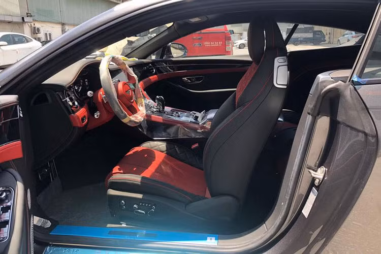 Bentley Continental GT V8 2020 đầu tiên tại Việt Nam có nước sơn ngoại thất màu xám khá lạ mắt cùng bộ mâm 5 chấu kép sơn đen thể thao. Phía bên trong khoang cabin, chiếc Coupe 2+2 có tuỳ chọn nội thất màu đỏ/đen tương phản cùng hàng loạt trang bị tiện nghi đỉnh cao nhất như hệ thống âm thanh B&amp;O 16 loa công suất 1.500W, ghế chỉnh điện kèm massage/sưởi/làm mát, hệ thống màn hình giải trí kích thước 12.3 inch, khoang nội thất bọc da thượng hạng…