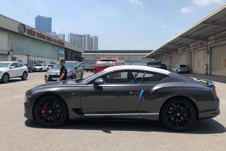 Nhìn chung, kiểu dáng của xe hầu hết vẫn giống Bentley Continental GT W12, điểm khác biệt rõ rệt nhất là bố trí ống xả. GT V8 sở hữu hệ thống 4 ống xả chia đều sang hai bên, trong khi bản W12 chỉ có ống xả kép hình bầu dục cỡ lớn. Ngoài ra, bản GT V8 cũng có huy hiệu V8 đầy tinh tế trên chắn bùn trước.