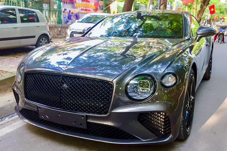 Mới đây, hình ảnh về siêu phẩm Bentley Continental GT V8 2020 mới, chính hãng đầu tiên tại Việt Nam với cặp biển số được đăng ký tại Hải Phòng đã bất ngờ được đăng tải lên mạng xã hội và nhanh chóng thu hút sự quan tâm của các tín đồ mê xe cả nước.