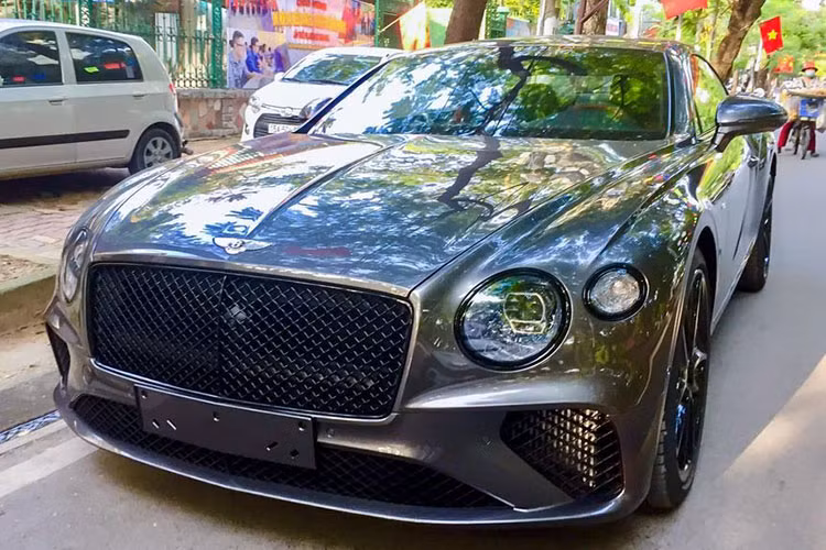 Mới đây, hình ảnh về siêu phẩm Bentley Continental GT V8 2020 mới, chính hãng đầu tiên tại Việt Nam với cặp biển số được đăng ký tại Hải Phòng đã bất ngờ được đăng tải lên mạng xã hội và nhanh chóng thu hút sự quan tâm của các tín đồ mê xe cả nước.