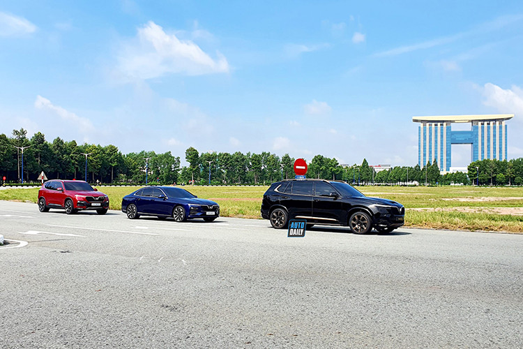 Với những hình ảnh mới nhất có thể thấy, VinFast President hoàn toàn mới sở hữu bộ mâm có thiết kế giống bản Lux SA 2.0 nhưng phần mặt vát bên ngoài được sơn màu vàng đồng. Toàn bộ các chi tiết kim loại như cản trước, nẹt kính, ... đều được sơn màu vàng đồng. Ngoài ra, những chi tiết ngoại thất khác vẫn giống bản Lux SA 2.0.