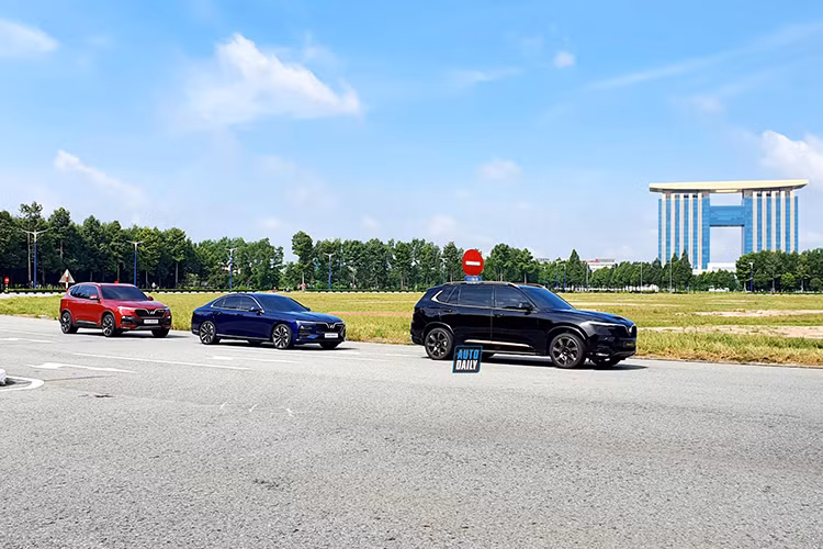 Với những hình ảnh mới nhất có thể thấy, VinFast President hoàn toàn mới sở hữu bộ mâm có thiết kế giống bản Lux SA 2.0 nhưng phần mặt vát bên ngoài được sơn màu vàng đồng. Toàn bộ các chi tiết kim loại như cản trước, nẹt kính, ... đều được sơn màu vàng đồng. Ngoài ra, những chi tiết ngoại thất khác vẫn giống bản Lux SA 2.0.