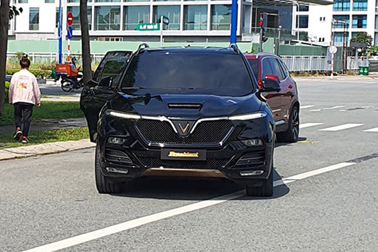 Hãng xe Việt - VinFast từng tiết lộ khả năng giới thiệu ra thị trường mẫu SUV hiệu suất cao Lux V8 trong năm nay. Nhiều ý kiến cho rằng, VinFast President sẽ trở thành đối thủ nặng ký với những mẫu SUV siêu sang như Lexus LX570 và BMW X7.