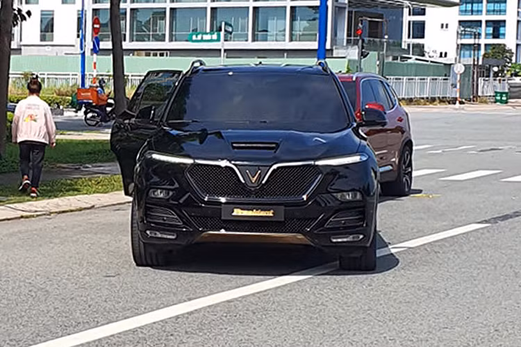 Hãng xe Việt - VinFast từng tiết lộ khả năng giới thiệu ra thị trường mẫu SUV hiệu suất cao Lux V8 trong năm nay. Nhiều ý kiến cho rằng, VinFast President sẽ trở thành đối thủ nặng ký với những mẫu SUV siêu sang như Lexus LX570 và BMW X7.