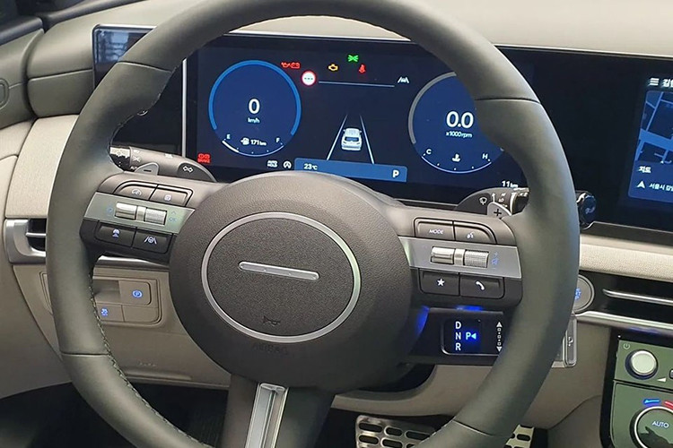 Không gian nội thất của Hyundai Tucson 2024 được thay đổi đáng kể khi cụm cần số được loại bỏ thay vào đó là không gian cho sạc điện thoại, khay để ly. Cụm vô lăng được thiết kế lại đơn giản hơn dạng 3 chấu, phía sau là cụm lẫy cần số và màn hình kép tích hợp đồng hồ lái... 