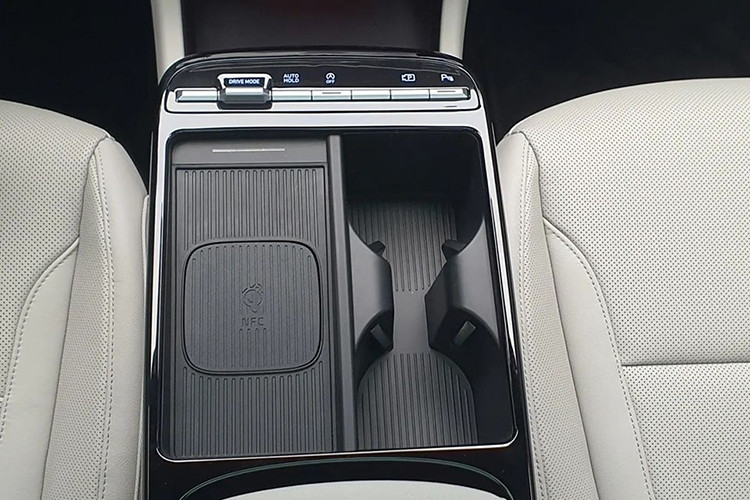 Với thiết kế không gian mới, các cửa gió điều hòa được làm mỏng lại và trải dài gần như hết chiều rộng bảng táp lô. Ngoài ra khu vực điều chỉnh điều hòa đã được chuyển sang dạng cảm ứng. Xe có một số trang bị như màn Hud, ghế điện, khóa kỹ thuật số Digital Key 2, đèn nội thất,…