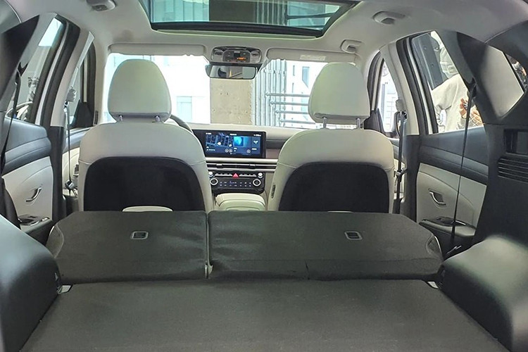 Điểm nhấn tiếp theo của khu vực nội thất là màn hình cong đặt nổi trên mặt táp-lô. Màn hình này là sự kết hợp giữa bảng đồng hồ kỹ thuật số và màn hình cảm ứng trung tâm cùng có kích thước 12,3 inch. Màn hình thông tin giải trí của xe hỗ trợ kết nối Apple CarPlay/Android Auto không dây và cập nhật phần mềm qua Wifi.