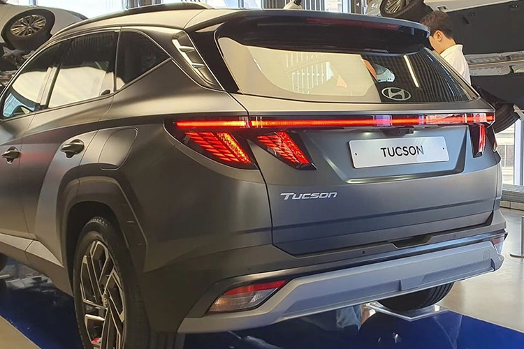 Nẹp hốc bánh và nẹp sườn bản N Line được sơn cùng màu thân xe thay vì màu đen. So với ngoại thất, nội thất của mẫu SUV cỡ C này được nâng cấp mạnh hơn. Có thể thấy rõ điều này qua những chi tiết như vô lăng 3 chấu có thiết kế giống "người anh em" Hyundai Kona mới.