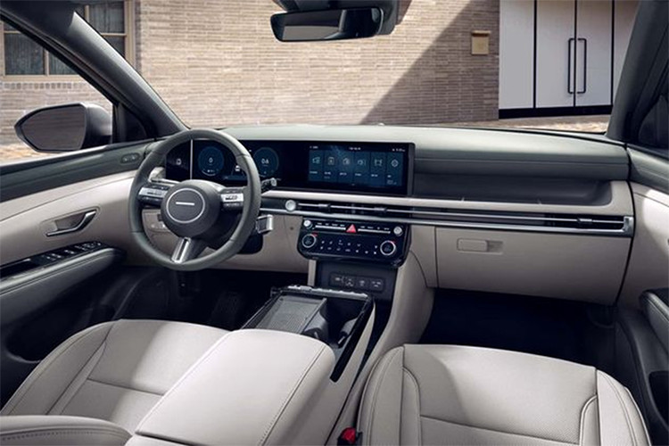 Theo hãng Hyundai, nội thất của Tucson mới đã được tăng cường vật liệu cách âm để giảm tiếng ồn. Hàng ghế thứ nhất còn đi kèm kính cách âm 2 lớp mới. Nằm bên dưới nắp ca-pô của mẫu SUV cỡ C này là 3 tùy chọn động cơ như cũ. Đầu tiên là động cơ xăng 4 xi-lanh tăng áp, dung tích 1.6L tiêu chuẩn, tạo ra công suất tối đa 180 mã lực.