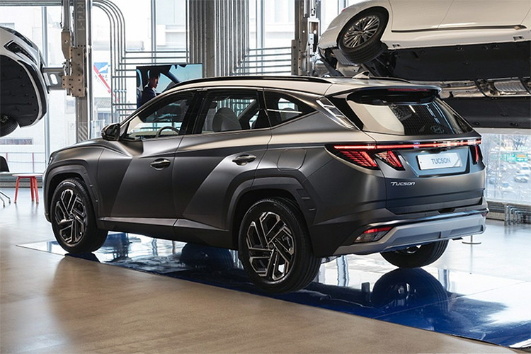 Theo đó, mẫu xe SUV Hyundai Tucson 2024 mới được trang bị lưới tản nhiệt theo phong cách Parametric Hidden Light với đèn định vị cỡ lớn nằm ẩn tương tự như phiên bản cũ. Tuy nhiên đã có một số tùy chỉnh nhẹ mang tính liên kết giữa các bộ phận như cản trước sau, kích thước đèn khiến xe có phần thể thao và khỏe hơn.