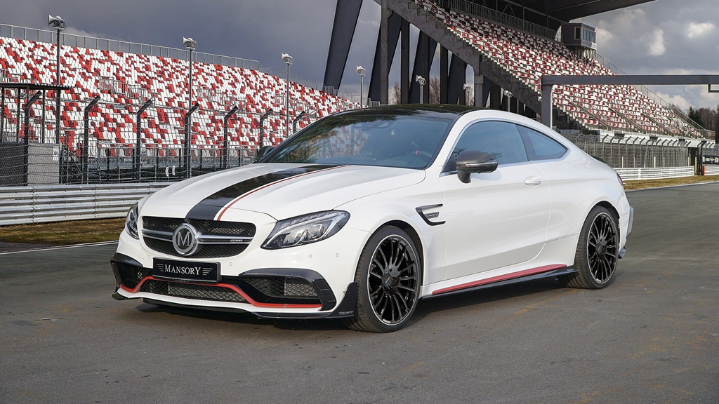 Mansory mang đến cho bản độ Mercedes-AMG C63 kiểu dáng thể thao hơn. Mặt trước của xe nổi bật với hai dải sọc màu đen và đỏ tương phản, chạy dọc từ nắp ca-pô đến đuôi xe. Chủ đề màu sắc này tiếp tục được áp dụng xuống bên dưới, với đường viền cản trước được sơn màu đỏ.