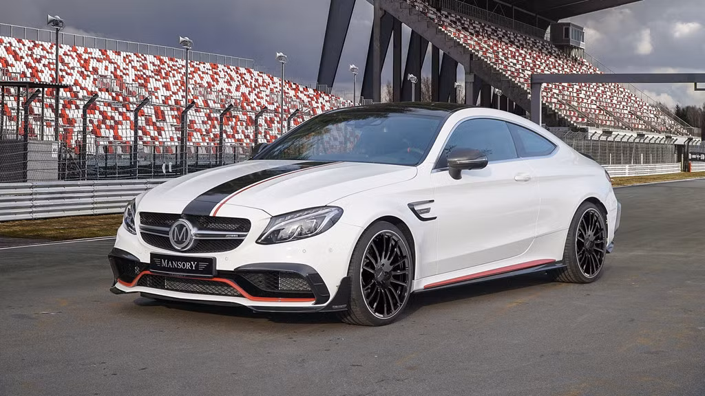 Mansory mang đến cho bản độ Mercedes-AMG C63 kiểu dáng thể thao hơn. Mặt trước của xe nổi bật với hai dải sọc màu đen và đỏ tương phản, chạy dọc từ nắp ca-pô đến đuôi xe. Chủ đề màu sắc này tiếp tục được áp dụng xuống bên dưới, với đường viền cản trước được sơn màu đỏ.