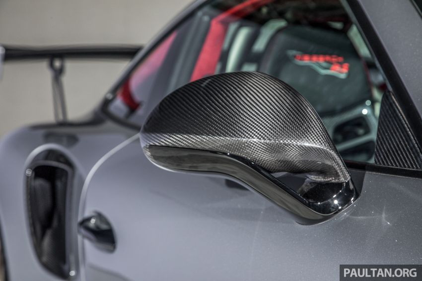 Phần đầu xe của Porsche 911 GT2 RS 2018 được trang bị hốc gió và bộ chẻ khí cỡ lớn. Ngay cả trên nắp capô và nắp khoang động cơ phía sau cũng có thêm hốc gió. Đằng sau xuất hiện 2 ống xả và cánh gió đuôi đồ sộ. Hệ thống xả của Porsche 911 GT2 RS 2018 được làm từ titan nên giúp giảm 7 kg trọng lượng.