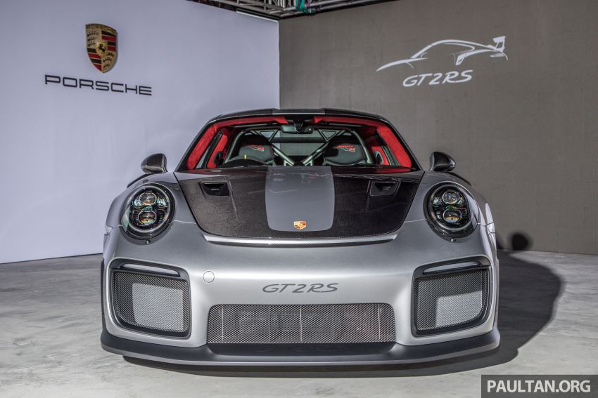 Trong khi đó, tại Việt Nam, Porsche 911 GT2 RS 2018 có giá bán chính hãng 19,1 tỷ đồng. Đáng tiếc là hiện chưa có chiếc Porsche 911 GT2 RS 2018 nào được đưa về Việt Nam. Do đó, người chơi xe ở Việt Nam vẫn chưa có cơ hội ngắm tận mắt phiên bản mạnh nhất trong dòng xe này.