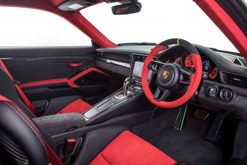 Chưa hết, Porsche 911 GT2 RS 2018 còn đi kèm nhiều chi tiết bằng sợi carbon tiêu chuẩn như nắp capô, chắn bùn trước, vỏ gương ngoại thất, hốc gió bên sườn phía sau và một phần của đuôi xe. Riêng phần nóc xe lại được chế tạo từ ma-giê. Nếu đi kèm gói Weissach Package, bao gồm nóc, thanh chống lật và thanh nối ở cả 4 góc xe bằng sợi carbon trong khi vành làm từ ma-giê nhẹ hơn 30 kg, xuống còn 1.440 kg.