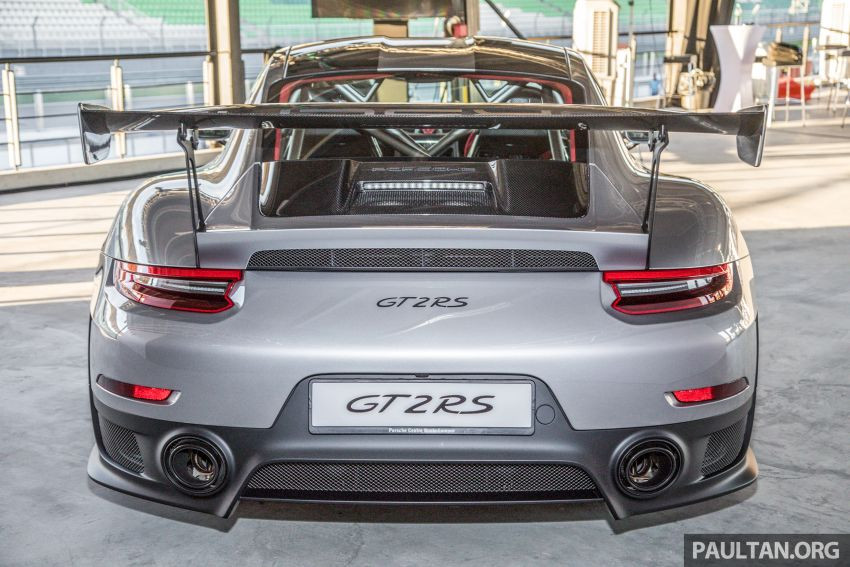 Porsche 911 GT2 RS 2018 không được trang bị hệ dẫn động 4 bánh toàn thời gian mà dùng hệ dẫn động cầu sau, đi với khung gầm theo phong cách xe đua. Tuy nhiên, nhờ hệ thống treo đặc biệt và những cải tiến trong thiết kế khí động học, Porsche 911 GT2 RS 2018 vẫn chạy ổn định trên đường.