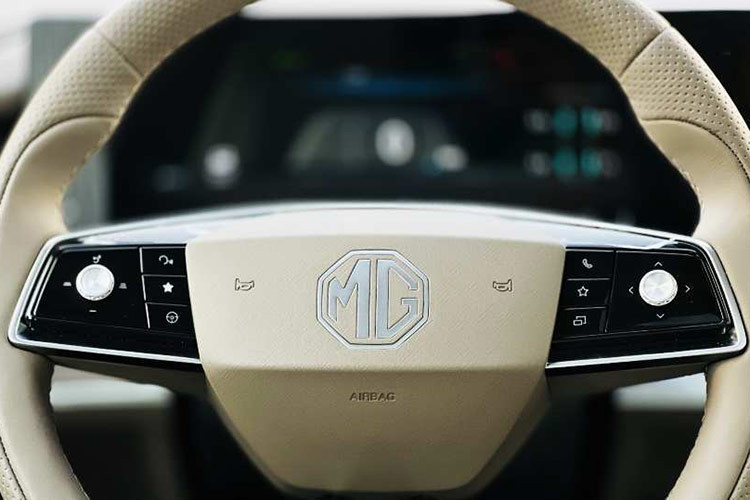 Khoang cabin được hoàn thiện bởi các vật liệu như da, gỗ và mạ kim loại sang trọng, các chi tiết nút bấm cũng được tối giản đi tương đối nhiều. Hàng ghế thứ 2 sẽ được tách biệt 2 ghế và chừa lối đi nhỏ cho những người vào hàng ghế thứ 3.