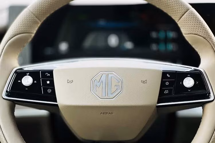 Khoang cabin được hoàn thiện bởi các vật liệu như da, gỗ và mạ kim loại sang trọng, các chi tiết nút bấm cũng được tối giản đi tương đối nhiều. Hàng ghế thứ 2 sẽ được tách biệt 2 ghế và chừa lối đi nhỏ cho những người vào hàng ghế thứ 3.