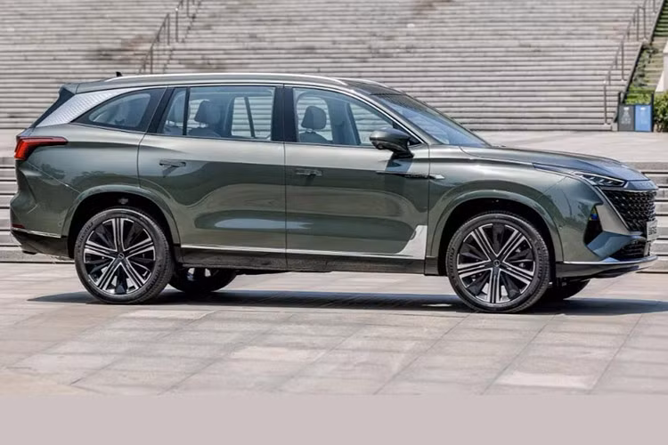 Nhìn về thiết kế của mẫu xe SUV MG QS 2025, nhiều khả năng nó sẽ được phát triển dựa trên nền tảng khung gầm của "người anh em" Roewe RX9 tại Trung Quốc. Đây là mẫu SUV cỡ lớn do tập đoàn mẹ của MG và Roewe cùng hợp tác phát triển.