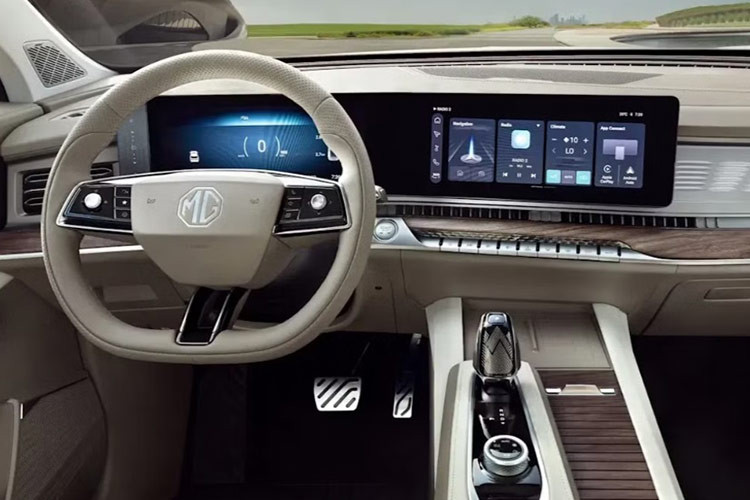 Nội thất của xe dự đoán sẽ tối giản và công nghệ hóa với màn hình lớn kéo dài từ bảng đồng hồ sang khu vực người ngồi bên phụ trước, tổng kích thước của ba màn hình này lên tới 47 inch và MG không tiết lộ kích thước chi tiết của từng màn hình.